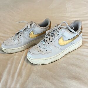 Women’s Nike Air Force 1 sneaker in Low Vast Grey with Metallic Gold Women’s 8